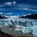 Glaciar Perito Moreno. Lleva el nombre del explorador y director de la Sociedad Científica Argentina Francisco Moreno, es unos kilómetros más grande que la Ciudad Autónoma de Buenos Aires. Tiene 5 kilómetros de longitud y su pared más alta mide 70 metros sobre la superficie del agua.