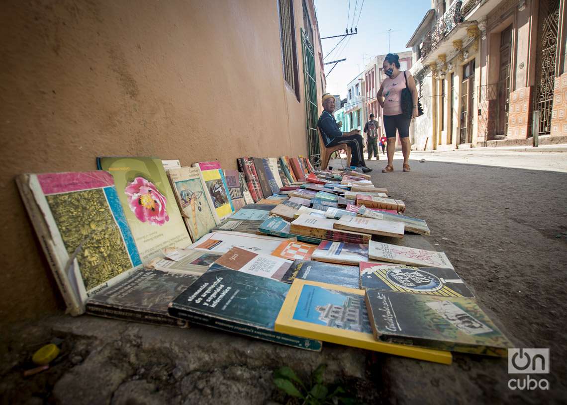 Vendedor de libros en el barrio de Jesús María. Foto: Otmaro Rodríguez.