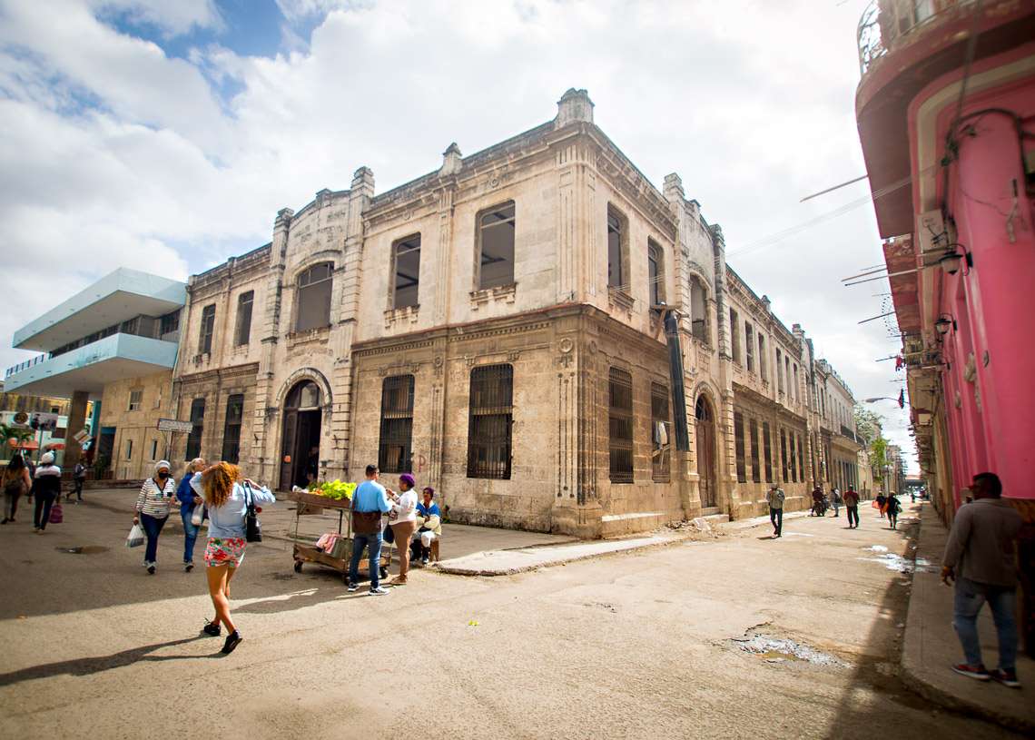 En este edificio se encontraba la Casa de Socorro, hoy es una clínica estomatológica. Foto: Otmaro Rodríguez.
