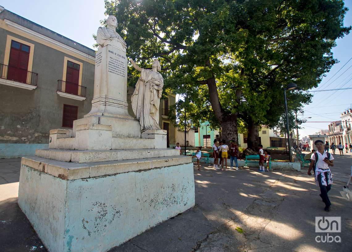 Monument to Father Manuel de Jesús Dobal, parish priest of the Church of Jesus, Maria and José.  Photo: Otmaro Rodriguez.