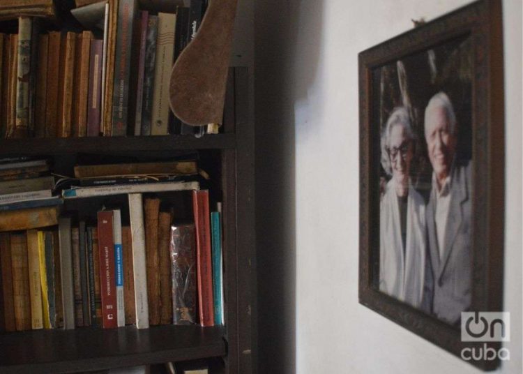 Cuadro de Fina García-Marruz y su esposo Cintio Vitier en la casa de la pareja junto a librero Foto: Angel Marqués.