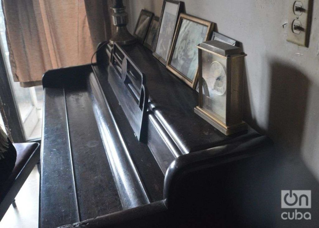 El viejo piano de Josefina Badía, madre de Fina García Marruz. Foto: Angel Marqués Dolz.