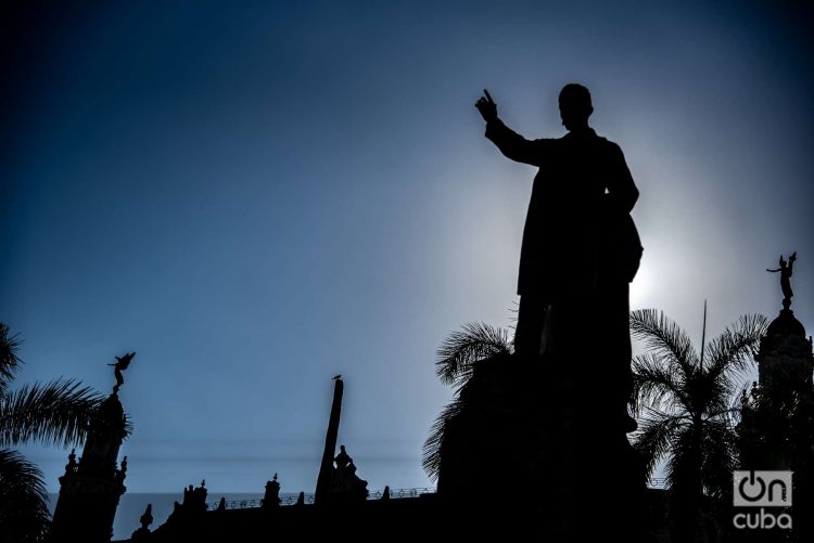 La estatua de José Martí en el Parque Central de La Habana. Foto: Kaloian.
