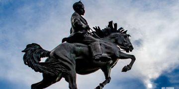 En el parque 13 de Marzo de La Habana Vieja se encuentra una réplica de la estatua ecuestre de José Martí situada desde 1950 en el Central Park de Nueva York. Foto: Kaloian.