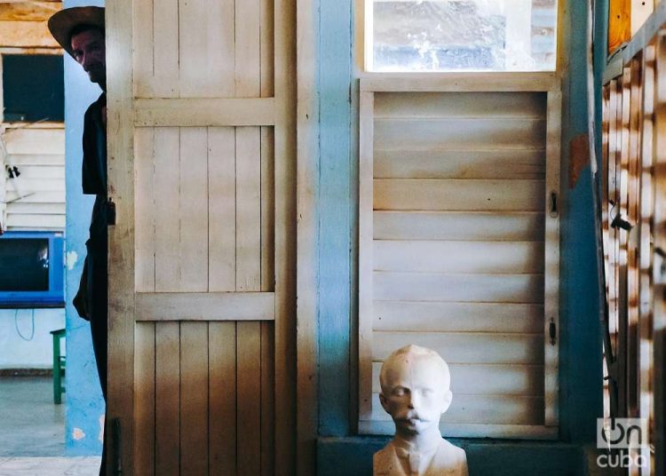 Busto de Martí en escuela en el campo de Pinar del Río. Foto: Kaloian.