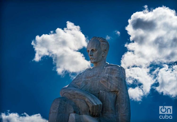 Estatua de José Martí en la plaza de la revolución con el cielo azul de fondo y nubes blancas, La Habana Kaloian