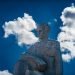 Estatua de José Martí en la plaza de la revolución con el cielo azul de fondo y nubes blancas, La Habana Kaloian