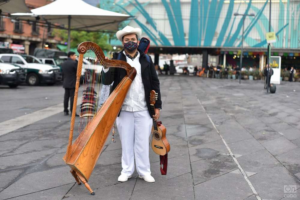 En Plaza Garibaldi no solo hay mariachis. El lugar es una usina del folclore mexicano. Un joven con un arpa jarocha y un requinto jarocho. Foto: Kaloian.