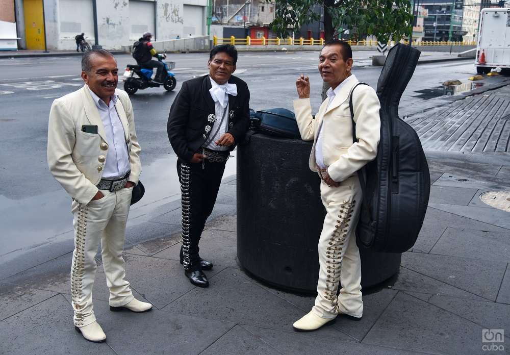 Mariachis en una esquina de la Plaza Garibaldi. Algunos van vestidos en combinaciones con el negro como predominante. Otros con el blanco. Foto: Kaloian.