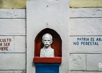 Busto de Martí en una calle de Santiago de Cuba. Foto: Kaloian.