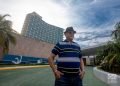 Miguel Cancio, fundador de Los Zafiros, en los alrededores del hotel Riviera, en La Habana, tras más de 20 años sin viajar a Cuba. Foto: Otmaro Rodríguez.