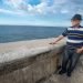 Miguel Cancio, fundador de Los Zafiros, en el malecón de La Habana, tras más de 20 años sin viajar a Cuba. Foto: Otmaro Rodríguez.