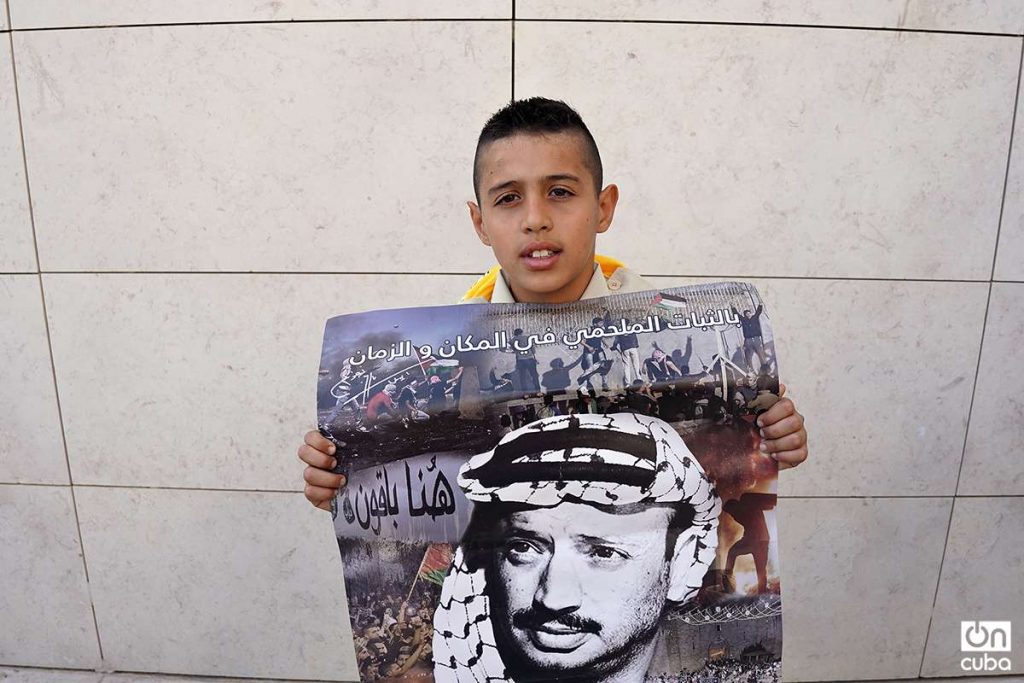 Niño palestino de visita en el museo porta imagen de Yasser Arafat. Foto: Alejandro Ernesto.