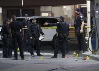 Autoridades acordonan la zona del tiroeo en Oakland, California, el lunes por la noche. Foto: CNN.