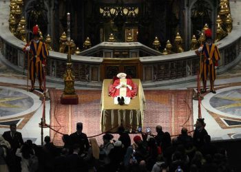 Capilla ardiente del papa emérito Benedicto XVI. Foto: EFE