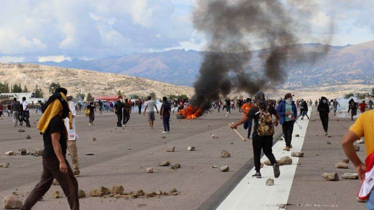 Siguen los disturbios en las calles peruanas. Foto: EFE.