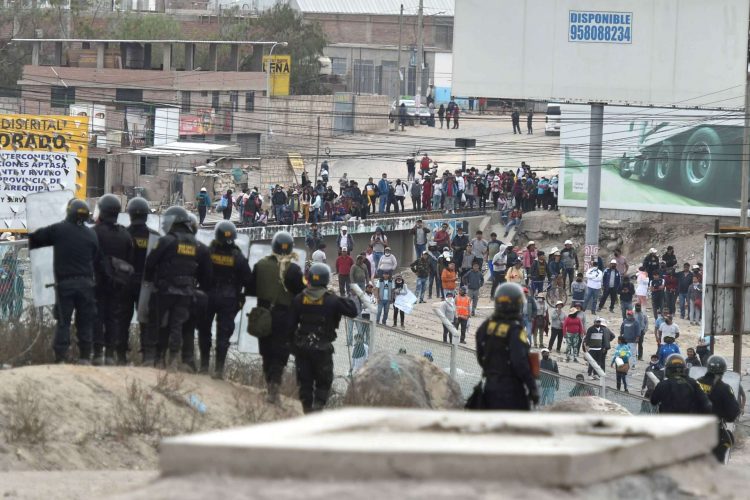 Renuncian  ministros peruanos en medio de  protestas populares. Foto: EFE.