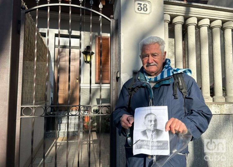 Lucio Monaco, de la Asociación Nacional de Exdeportados sostiene una foto de Valentino Merlo delante de la casa en que vivió antes de ser deportado a Mauthausen; Borgo Vittoria, Torino. Foto: Mónica Rivero.