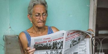 Anciana lee el periódico Granma en La Habana, Cuba Foto Kaloian