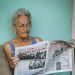 Anciana lee el periódico Granma en La Habana, Cuba Foto Kaloian