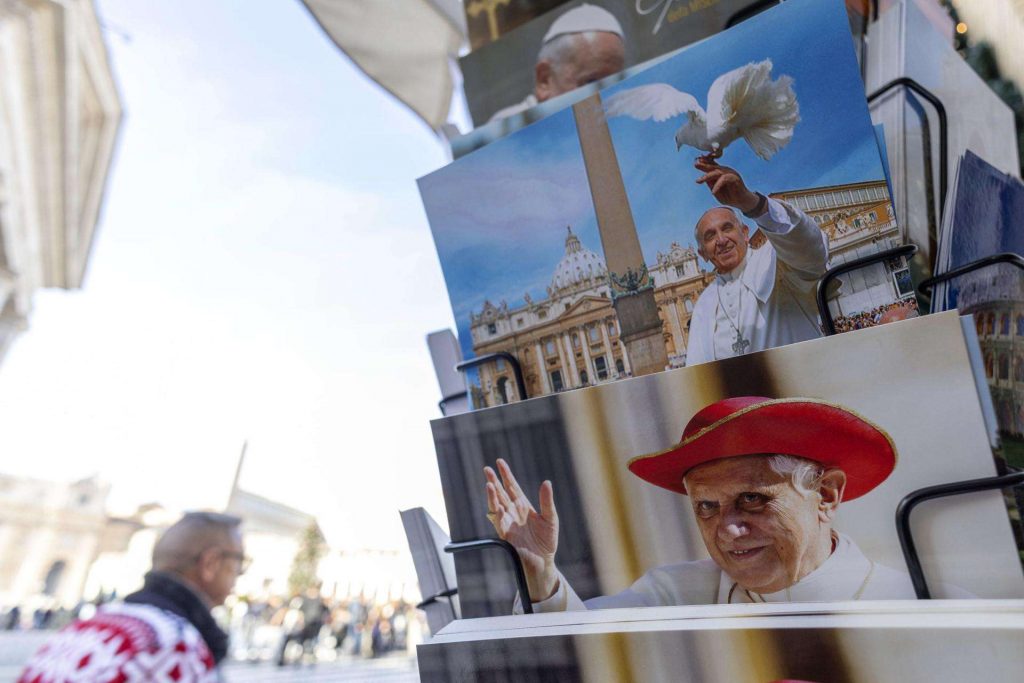 Postales en la plaza San Pedro en Ciudad del Vaticano, 31 de diciembre de 2022. Foto: EFE/EPA/Massimo Percossi.