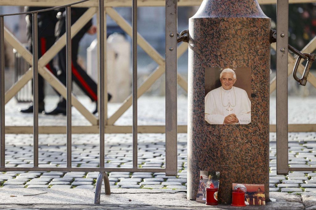 Foto del papa emérito Benedicto XVI en la Plaza San pedro tras el anuncio de su muerte. Ciudad del Vaticano, 31 de diciembre de 2022. Foto: EFE/EPA/Fabio Frustaci.