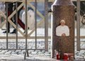 Foto del papa emérito Benedicto XVI en la Plaza San pedro tras el anuncio de su muerte. Ciudad del Vaticano, 31 de diciembre de 2022. Foto: EFE/EPA/Fabio Frustaci.