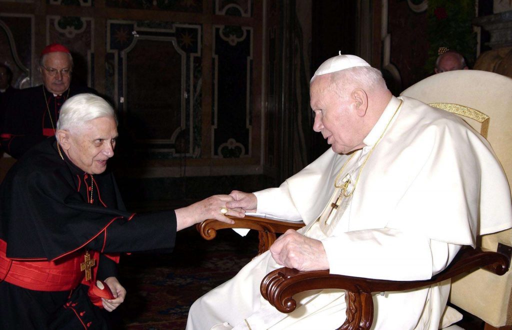 El entonces cardenal Ratzinger saluda al papa Juan Pablo II en Ciudad del Vaticano, el 19 de abril de 2005. Foto: EFE/EPA/Osservatore Romano.