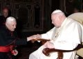 El entonces cardenal Ratzinger saluda al papa Juan Pablo II en Ciudad del Vaticano, el 19 de abril de 2005. Foto: EFE/EPA/Osservatore Romano.
