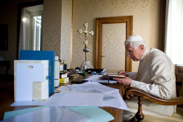 Benedicto XVI en Castel Gandolfo, cerca de Roma, el 23 de julio de 2010. Foto: EFE/EPA/L'Osservatore Romano.