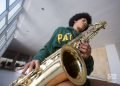 La joven estudiante de saxofón Nancy Estrada, participante en el proyecto "Jazz x Art", que lidera el músico estadounidense Ted Nash, en el Museo Nacional de Bellas Artes, en La Habana. Foto: Otmaro Rodríguez.