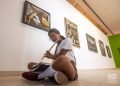 Joven estudiante cubana compone una obra en el Museo Nacional de Bellas Artes, en La Habana, como parte del proyecto "Jazz x Art", liderado por el músico estadounidense Ted Nash. Foto: Otmaro Rodríguez.