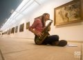 Joven estudiante cubana compone una obra en el Museo Nacional de Bellas Artes, en La Habana, como parte del proyecto "Jazz x Art", liderado por el músico estadounidense Ted Nash. Foto: Otmaro Rodríguez.