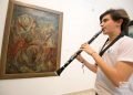 El joven estudiante de clarinete Alejandro Sánchez, frente al cuadro "El rapto de las mulatas", del pintor cubano Carlos Enríquez, en el Museo Nacional de Bellas Artes, en La Habana. Foto: Otmaro Rodríguez.
