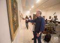 El músico estadounidense Ted Nash comenta una obra del célebre artista cubano Wifredo Lam, durante un taller con jóvenes estudiantes cubanos, en el Museo Nacional de Bellas Artes, en La Habana. Foto: Otmaro Rodríguez.