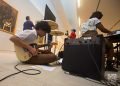 Jóvenes estudiantes cubanos participan en un taller en el Museo Nacional de Bellas Artes, en La Habana, como parte del proyecto "Jazz x Art", liderado por el músico estadounidense Ted Nash. Foto: Otmaro Rodríguez.