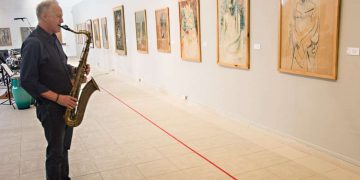 El músico estadounidense Ted Nash toca el saxofón durante un taller con jóvenes estudiantes cubanos, en el Museo Nacional de Bellas Artes, en La Habana. Foto: Otmaro Rodríguez.