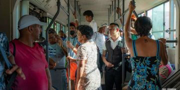 Personas en una guagua ómnibus urbano en Cuba 2023