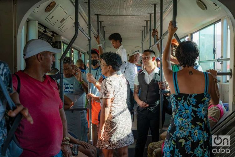 Personas en una guagua ómnibus urbano en Cuba 2023