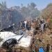 Fuerzas nepalíes trabajan en la búsqueda de lsa víctimas del accidente de un avión de la aerolínea Yeti Airlines en el distrito de Pokhara, el domingo 15 de enero de 2023. Foto: Bijaya Neupane / EFE.