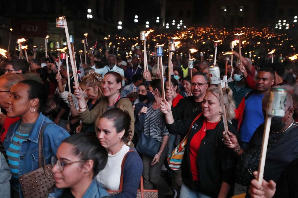 Miles de personas participaron este viernes en la marcha de las antorchas para conmemorar el 170 aniversario del natalicio de José Martí, en La Habana. Foto; Ernesto Mastrascusa / EFE.