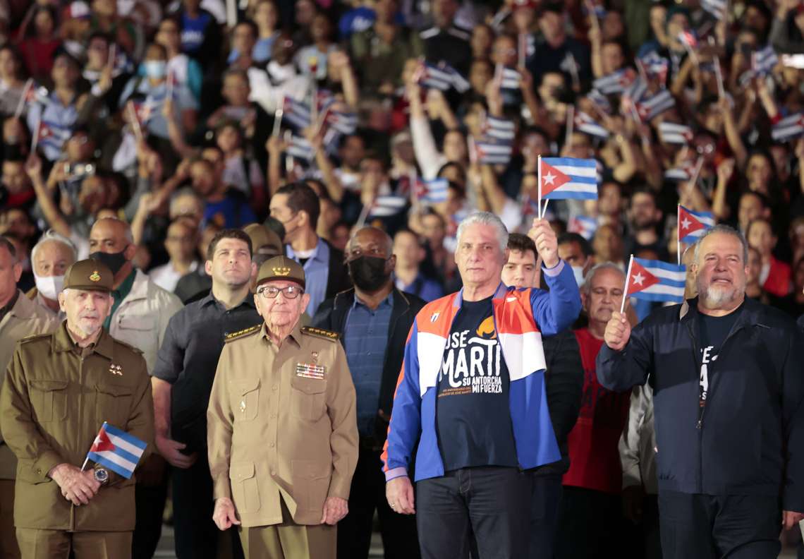 El presidente Miguel Díaz-Canel (2-d) y su predecesor Raúl Castro (2-i) participan en la marcha de las antorchas, en conmemoración del 170 aniversario del natalicio de José Martí, este 27 de enero de 2023 en La Habana. Foto: Ernesto Mastrascusa / EFE.