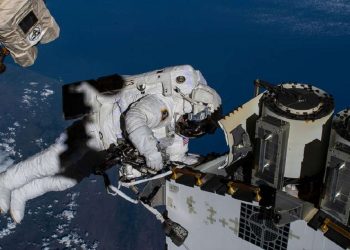 Un astronauta trabaja en la Estación Espacial Internacional, en la que se encuentran astronauras rusos. Foto: Nasa.