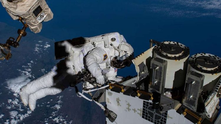 Un astronauta trabaja en la Estación Espacial Internacional, en la que se encuentran astronauras rusos. Foto: Nasa.