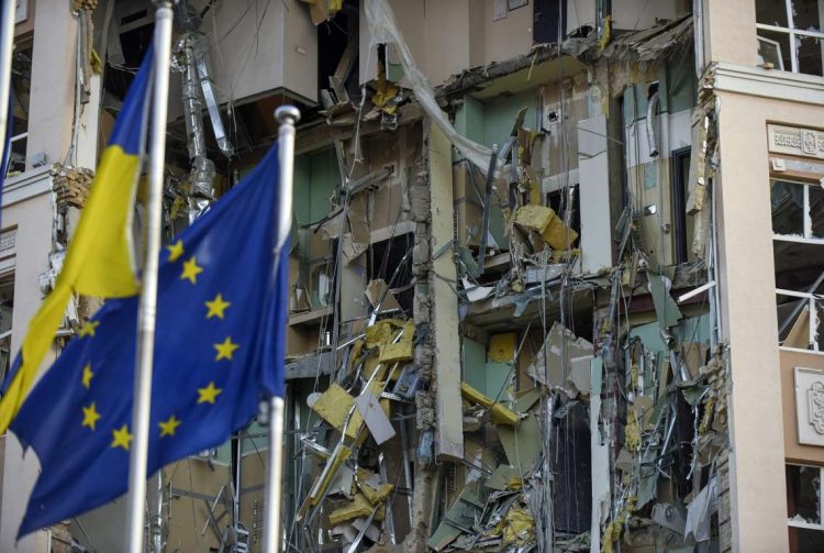 Las banderas de la UE y Ucrania ondean frente al edificio del hotel dañado que fue alcanzado por un ataque con misiles en el centro de Kiev, Ucrania, el 31 de diciembre de 2022. El alcalde la la ciudad informó que al menos dos personas murieron. Foto: EFE/EPA/OLEG PETRASYUK.