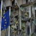 Las banderas de la UE y Ucrania ondean frente al edificio del hotel dañado que fue alcanzado por un ataque con misiles en el centro de Kiev, Ucrania, el 31 de diciembre de 2022. El alcalde la la ciudad informó que al menos dos personas murieron. Foto: EFE/EPA/OLEG PETRASYUK.