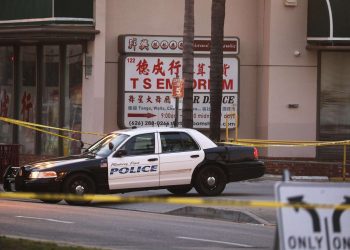 Diez personas murieron y al menos otras tantas resultaron heridas este sábado en la noche, cuando un hombre armado abrió fuego en un estudio de baile de salón en Monterey Park, Los Ángeles. EFE/EPA/David Swanson.