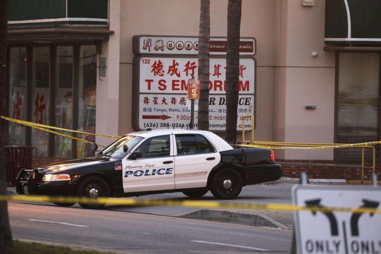 Diez personas murieron y al menos otras tantas resultaron heridas este sábado en la noche, cuando un hombre armado abrió fuego en un estudio de baile de salón en Monterey Park, Los Ángeles. EFE/EPA/David Swanson.