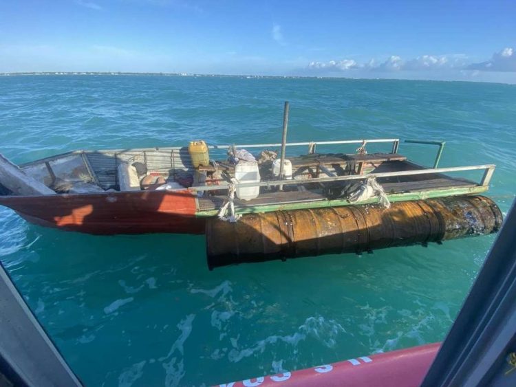 Imagen de una balsa interceptada frente a la costa de Isla Morada, en los Cayos de Florida, el el 4 de enero de 2023. Las personas fueron repatriadas a Cuba el 9 de enero de 2023. | Foto de la Guardia Costera.