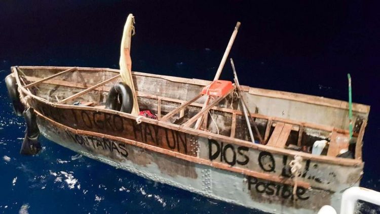Una balsa interceptada el 4 de enero frente a Isla Morada. los balseros fueron ahora devueltos. | Foto: Guardia Costera